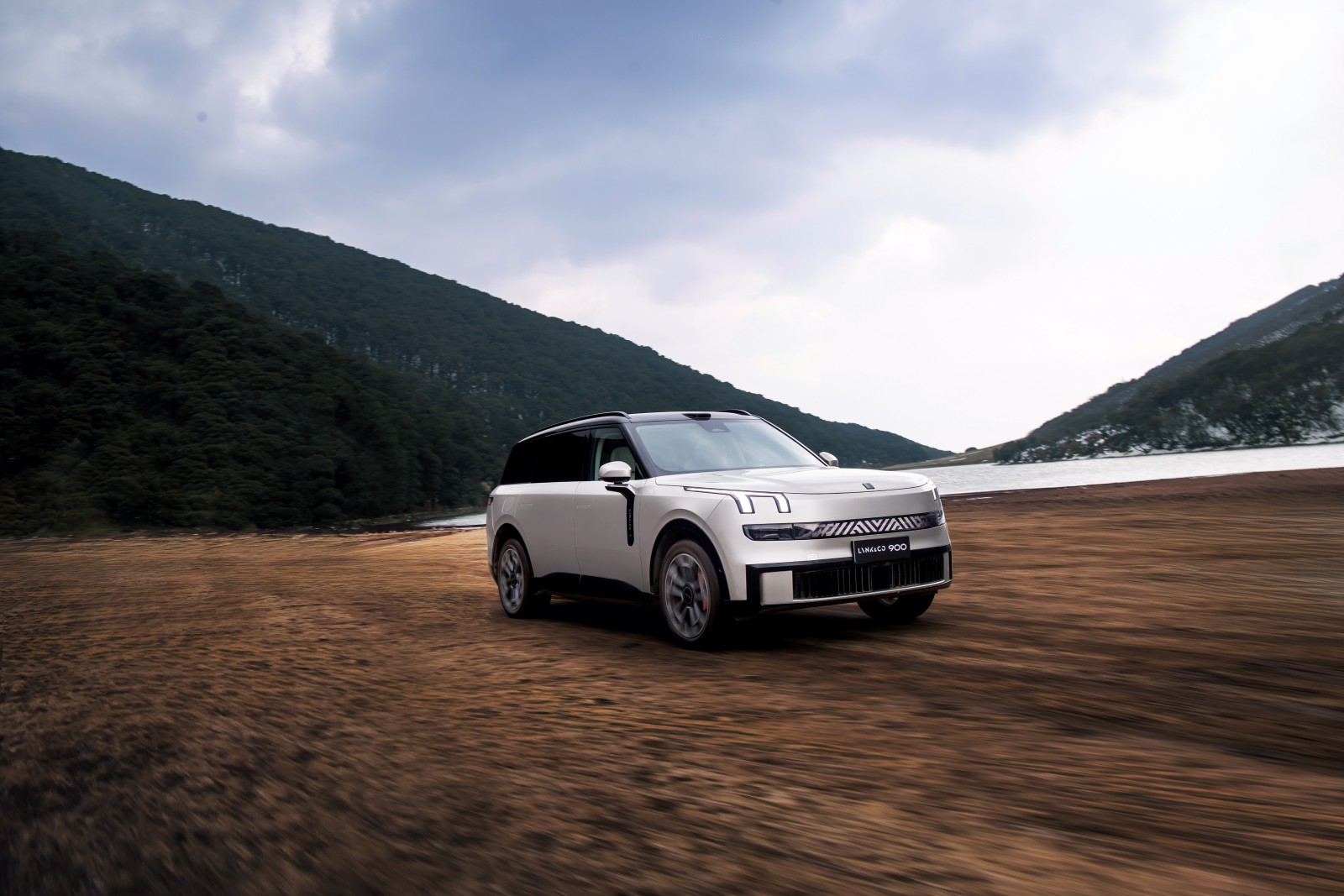 Lynk & Co 900 Base